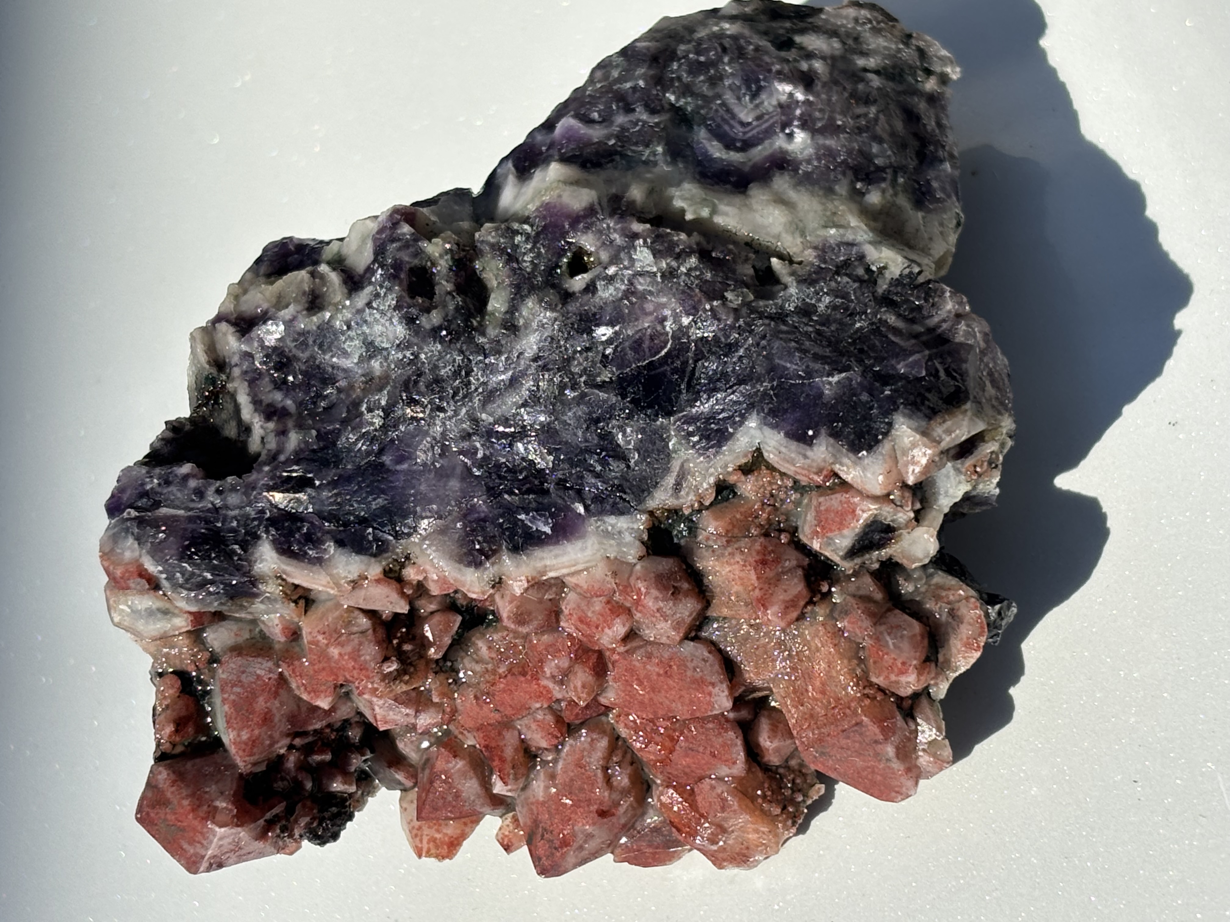 Quartz hématoide sur améthyste